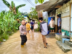 Personel Polsek Lubuk Baja Membantu Warga Bukit Timur Rt 05 Rw 06 Kelurahan Tanjung Uma Yang Rumahnya Terkena Banjir