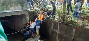 Tidak Pulang Kerumah Sejak Kemarin, Mayat Ap Seng Ditemukan Tergantung Didalam Gorong-gorong Parit