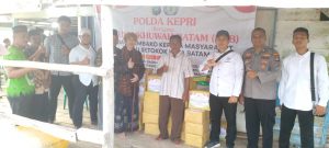 Berbagi Itu Indah, Ratusan Sembako Dibagikan Polda Kepri Bekerjasama Dengan FUB, Khusus Buat Lansia dan Jompo Di Pulau Setokok