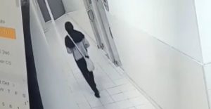 Kecoh Petugas Keamanan, Kevin Nyamar Jadi Perempuan Bobol Brankas KFC Megamall