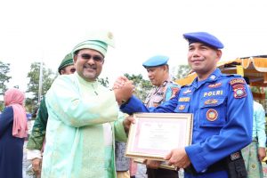 Personel Satpolairud Polres Karimun Terima Penghargaan Dari Bupati Karimun