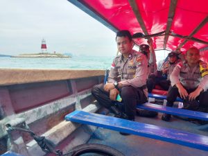 Patroli Wilayah, Kapolsek Bersama Anggota Polsek Belakang Padang Pantau Keamanan Objek Vital dan Pulau Batu Berhenti di Batas Negeri