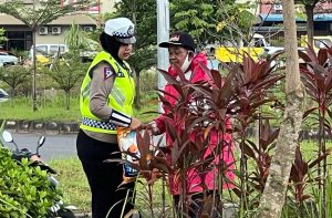 Polwan Sat PJR Ditlantas Polda Kepri Lakukan Patroli Humanis Serta Beri Bansos Kepada Masyarakat