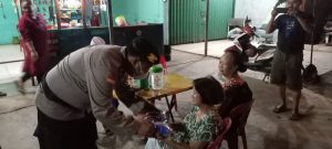 Ketuk Pintu Rumah ke Rumah, Polsek Batu Ampar Beri Sembako Kepada Masyarakat Kurang Mampu dan Lansia
