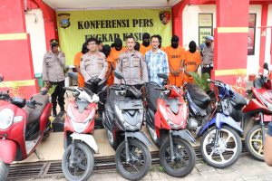 Kapolsek Bengkong Gelar Konferensi Pers Ungkap 8 orang Pelaku Curanmor spesialis motor metic