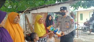 Polsek Lubuk Baja Kembali melaksanakan Baksos Kepada Masyarakat Kurang Mampu yang Terdampak Pasca Kenaikan Harga BBM