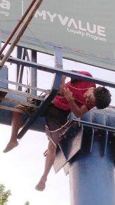 Diduga Tersengat Listrik Diatas Sebuah Papan Reklame, Pria Berkaos Merah Ini Meregang Nyawa