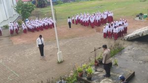 Polsek Lubuk Baja Bertindak Sebagai Pembina Upacara Di Yayasan Smp At El Yasin Kel Tanjung Uma Kota Batam