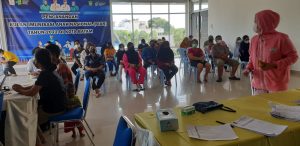 Personil Polsek Batu ampar Melaksanakan Pengamanan Vaksin Di puskesmas tanjung singkuong Untuk Umum Setelah Beberapa Pekan Kosong Stok Vaksin 1.2.3