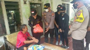 Bersama Duta Sosial, Polsek Belakang Padang Berikan Bantuan Sosial Berupa Paket Sembako Kepada Warga