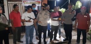 Personil DitBinmas Polda Kepri melakukan pengecekan satkamling di wilayah hukum Polsek Batu Ampar di dampingi oleh Aipda Thohir, Bhabinkamtibmas Kp Seraya Kec Batu Ampar