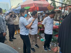Personil Polsek Galang Melaksanakan Pengamanan Operasi Pasar Murah di Simpang Raya Sembulang