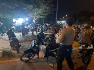 Malam hari Berikan Rasa nyaman, Aman personil Polsek Batu Ampar Patroli Jalan kaki , Cegah Tindak Kriminal