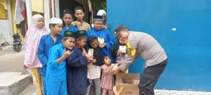 Berbagi Setiap Jumat, Polsek Batu Ampar Peduli Berikan Nasi Bungkus Kepada Anak Yatim Panti Asuhan