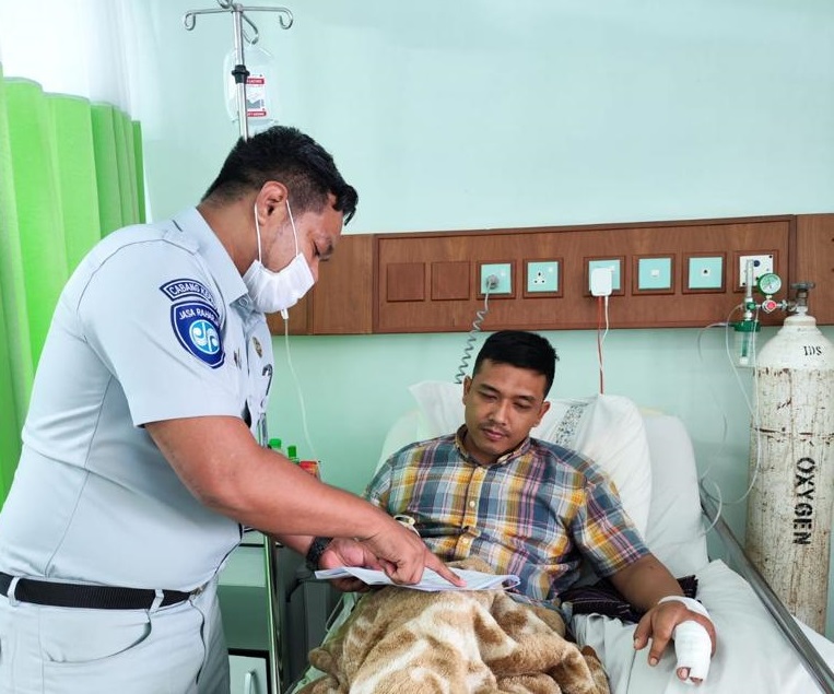 Jasa Raharja Kepri serahkan bantuan korban kecelakaan. (hms)