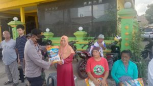 Polsek Lubuk Baja Kembali Memberikan Bantuan Sosial Kepada Masyarakat Kurang Mampu di Perum Happy Garden