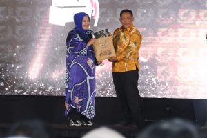 𝗕𝗮𝘁𝗮𝗺 𝗕𝗮𝘁𝗶𝗸 𝗙𝗮𝘀𝗵𝗶𝗼𝗻 𝗪𝗲𝗲𝗸 𝗱𝗶 𝗧𝗮𝗻𝗷𝘂𝗻𝗴𝗽𝗶𝗻𝗮𝗻𝗴 𝗕𝗲𝗿𝗹𝗮𝗻𝗴𝘀𝘂𝗻𝗴 𝗠𝗲𝗿𝗶𝗮𝗵, 𝗠𝗮𝗿𝗹𝗶𝗻 : 𝗠𝗮𝗿𝗶 𝗞𝗼𝗹𝗮𝗯𝗼𝗿𝗮𝘀𝗶 𝘂𝗻𝘁𝘂𝗸 𝗧𝗲𝗿𝘂𝘀 𝗗𝘂𝗸𝘂𝗻𝗴 𝗨𝗠𝗞𝗠