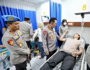 Jenguk Korban Bom Bunuh Diri Polsek Astana Anyar, Kapolri: Tetap Semangat Lindungi Masyarakat