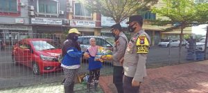 Jumat Berkah, Polsek Lubuk Baja Kembali Laksanakan Baksos Kepada Masyarakat Kurang Mampu