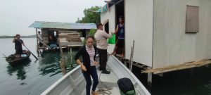 Polsek Bulang Bagikan Bantuan Sosial Kapolresta Barelang Kepada Suku Laut dan Nelayan di Bulang