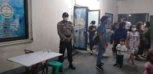 Personel Polsek Lubuk Baja dan Bko Polda Kepri Melaksanakan Pengamanan Kegiatan Ibadah Perayaan Natal 2022 dan Tahun Baru 2023