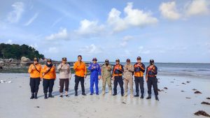 Petugas Pos Pelayanan Nataru Pantai Trikora Berikan Himbauan Keamanan Saat Berwisata Di Pantai