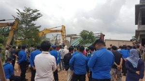 Ricuh saat Penggusuran di Sei Nayon, 3 Orang Dilarikan ke RS karena Tertimpa Bangunan yang Ambruk