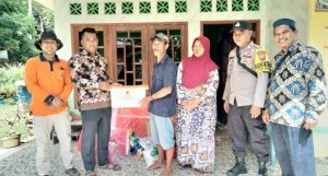 Bhabinkamtibmas Desa Numbing Sambangi Warganya Yang Terkena Musibah Angin Kencang.