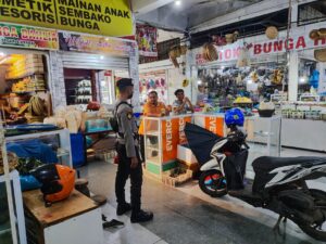 Berikan Rasa Aman Patroli Batara Biru Polsek Batu Ampar Berikan Himbauan Kamtibmas Kepada Tempat Keramaian dan Pertokoan dan Pasar Tradisional