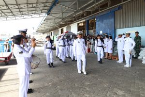 Personel Lantamal IV Berikan Penghormatan Terakhir Kepada Prajurit TNI AL yang Meninggal Dunia