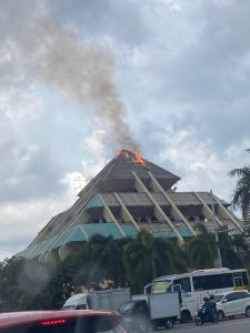 Atap Masjid Agung Batam Center Dilahap Sijago Merah