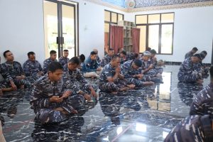 MENGENANG PERTEMPURAN LAUT ARAFURU 61 TAHUN SILAMDANLANTAMAL IV BERSAMA PRAJURIT LAKSANAKAN DOA BERSAMA