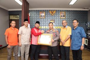 Kapolresta Barelang Terima Piagam Penghargaan dari Ketua DPRD Kota Batam
