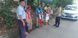 Polsek Batu Ampar Terus Berbagi Bansos Dalam Bentuk Kepedulian POLRI