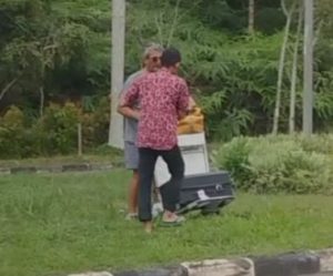 Geger, Bule Asing Nekat Dorong Troli Keluar Bandara Demi Order Taksi Online