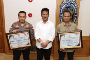 Kapolresta Barelang Terima Piagam Penghargaan dari Walikota Batam Atas Pemberantasan Peredaran dan Penyalahgunaan Narkoba di Kota Batam