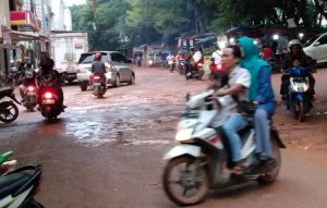 Jalan Cikitsu Rusak Parah Loh.Bikin macet
