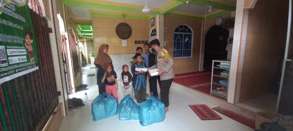 Polsek Batu Ampar Peduli, Berbagi Nasi Kotak 50 kepada Anak-anak Yatim / Panti Asuhan Wilayah Batu Ampar