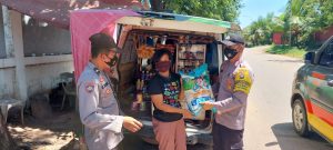 Polsek Batu Ampar Berbagi Kasih Kepada Masyarakat Tidak Mampu