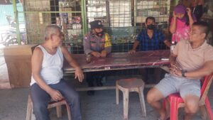 Bhabinkamtibmas Kel. Batu merah Sambang dan Bercerita Kamtibmas dengan Masyarakat Batu Merah