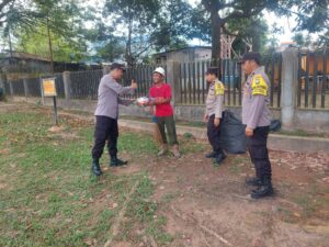Peduli dengan Masyarakat,  Polsek Batu Ampar Terus Berbagi Bansos dengan  Dalam bentuk Kepedulian POLRI Khusus nya Polsek batu Ampar Membagikan Beras  Kepada  Masyarakat Kurang Mampu