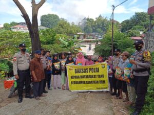 Jumat Berkah,Polsek Lubuk Baja Kembali  melaksanakan Baksos Kepada Masyarakat  Kurang Mampu yang Terdampak Pasca Kenaikan Harga BBM