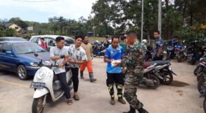 Jum’at Berkah Koramil 02 /Sekupang, Bagikan 60 Nasi Bungkus dan 30 Snack ke Jamaah Masjid Al-Iklas
