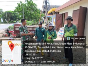 Babinsa 04 Taman Baloi Koramil 03/Nongsa Gelar Komsos dengan Petugas Kebersihan Palm Spring