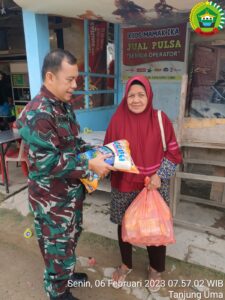 Anggota Kodim 0316/Batam Salurkan Bantuan Sembako ke Warga Kurang Mampu di Tanjung Uma