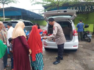 Polsek Batu Ampar Terus Peduli di Jum’at Berkah Berbagi Bansos Dalam Bentuk Kepedulian POLRI Khusus nya membagikan beras kepada masyarakat/warga /kurang mampu wilayah nya.