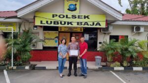 Kapolsek Lubuk Baja Menerima Piagam Penghargaan atas Aman dan Lancarnya Pengamanan Kegiatan Chinatown Imlek Festival 2023