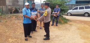 Personil Polsek Batu Ampar Bhabinkamtibmas Kel.seraya Berbagi Bansos Dalam Bentuk Kepedulian POLRI Khusus nya Polsek Batu Ampar Membagikan Beras Kepada Masyarakat/Warga Kurang Mampu Wilayah nya