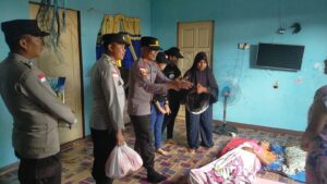 Polsek dan Duta Sosial Belakangpadang Bagikan Bantuan Sembako ke Warga Kurang Mampu
