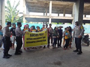 Dampak Pasca Kenaikan Harga BBM, Polsek Lubuk Baja Kembali melaksanakan Baksos Kepada Masyarakat Kurang Mampu
